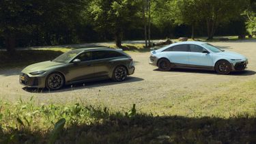 Audi RS 5 Avant en Hyundai Ioniq 6 N onder een boom