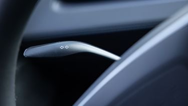 De snel knipperende richtingaanwijzer van de Tesla Model Y