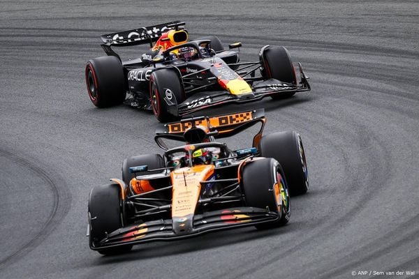 ZANDVOORT - Oscar Piastri (McLaren) (onder), Max Verstappen (Red Bull) (boven) tijdens de F1 Grand Prix van Nederland op het Circuit van Zandvoort. ANP SEM VAN DER WAL drinksysteem coureurs race