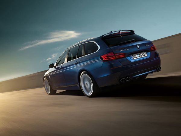 Blauwe Alpina B5 Bi-Turbo Touring rijdend van achteren