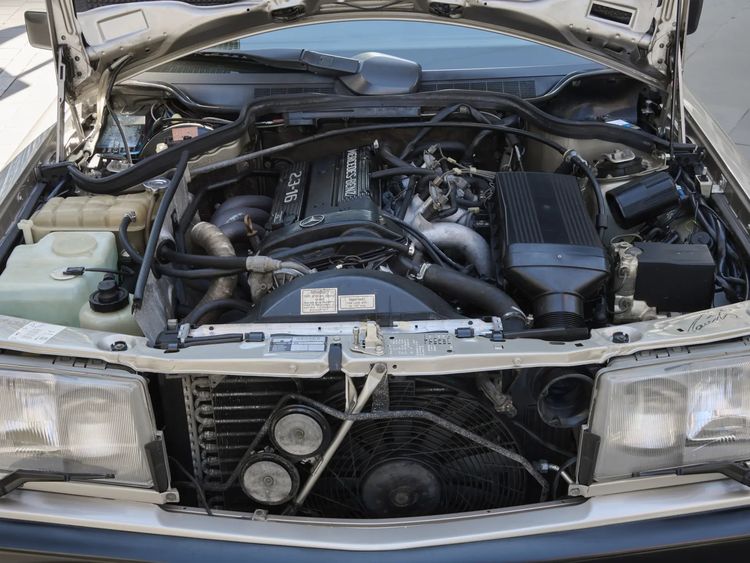 Mercedes 190 E van Ayrton Senna kan nu van jou zijn