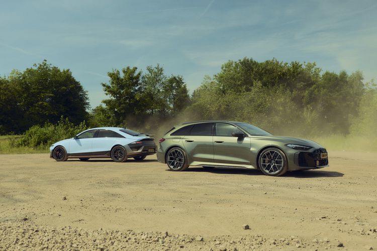 Audi RS 5 Avant en Hyundai Ioniq 6 N in stofwolken