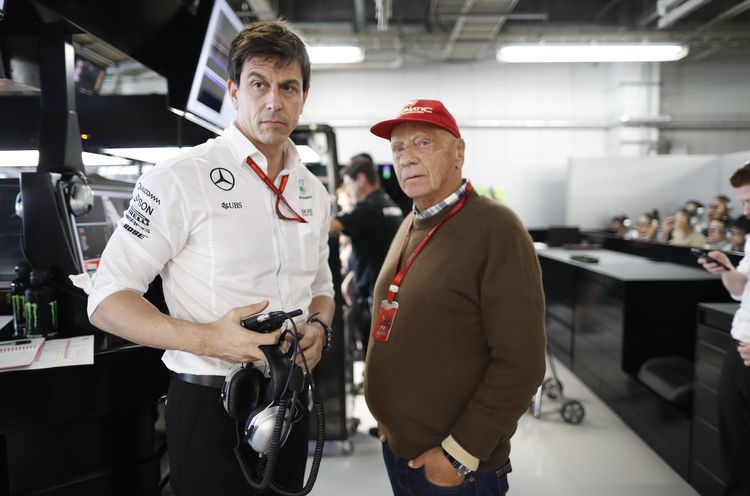 Toto Wolff (l) met de in 2019 overleden oud-F1 coureur Niki Lauda