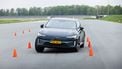 Volvo ES90 rijdend tussen pylonnen