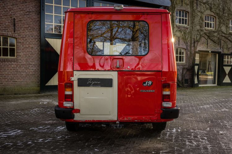 Betaalbare wegenbelastingvrije bus is klaar om camper te worden