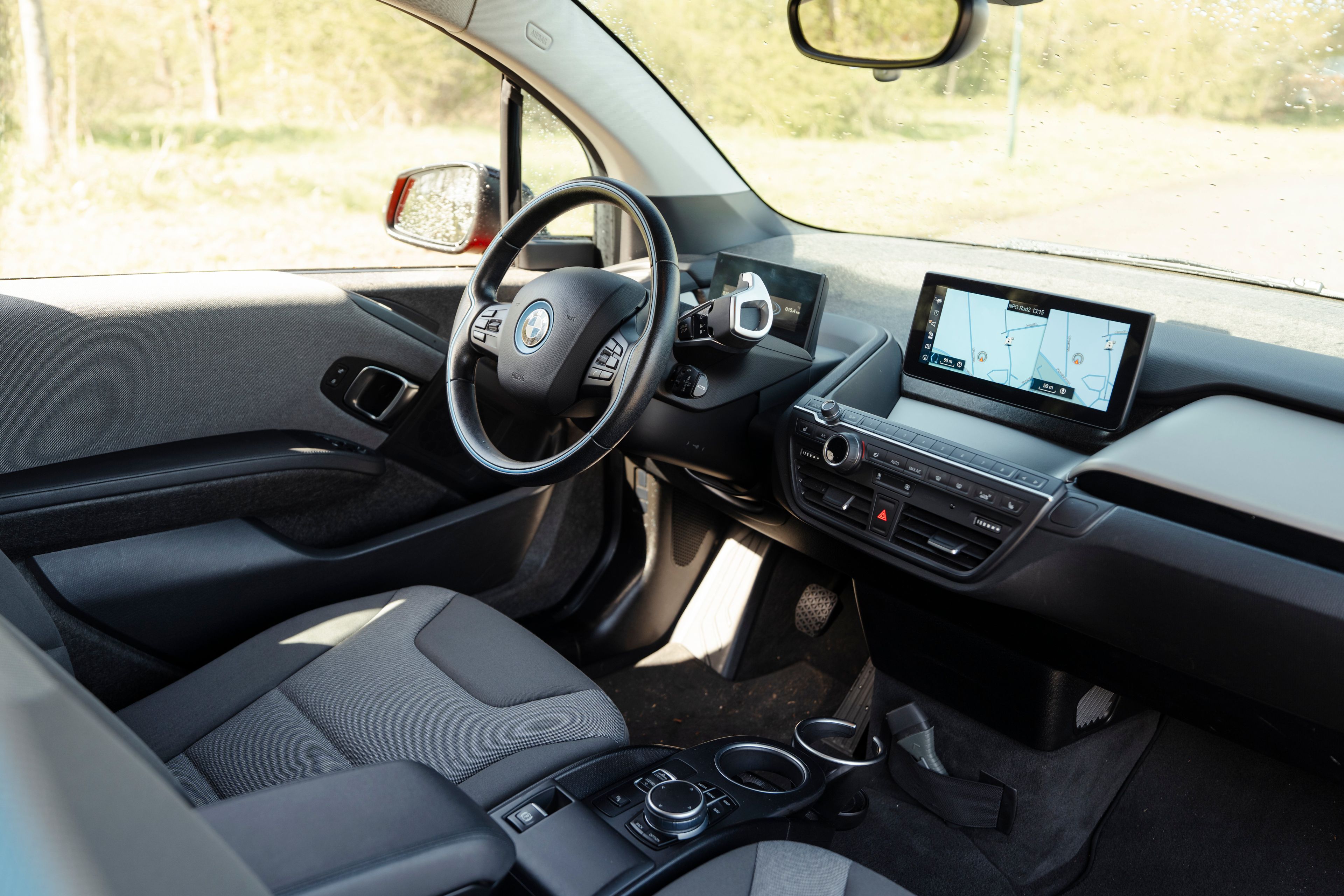 Deze goedkope elektrische occasion door carbon fibre behoorlijk licht