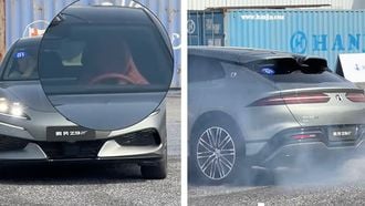 Automatisch driften: deze auto rookt banden zonder iemand achter het stuur