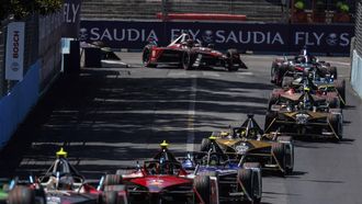 2023-07-15 16:36:11 epa10748327 Drivers in action during the Rome E-Prix, in Rome, Italy, 15 July 2023. The first of two Formula E races in Rome was stopped on the ninth lap after a serious multi-car crash.  EPA/GIUSEPPE LAMI
