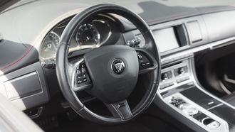 Stuur en interieur van de Jaguar XFR-S Sportbrake