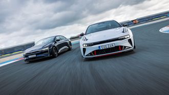 Bijna 1300 pk en meer dan 50 procent goedkoper: kan de Zeekr 001 FR de Lucid Air Sapphire verslaan?