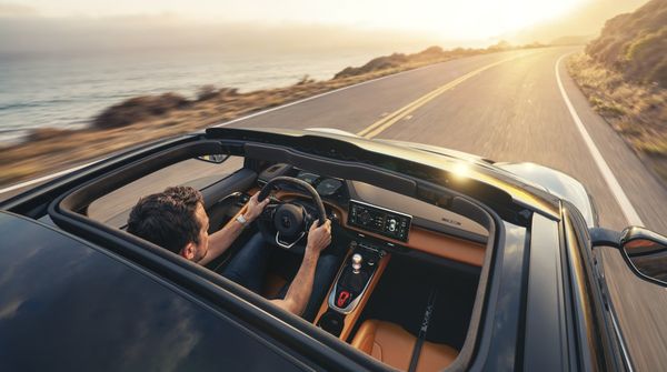 Interieur van de Lotus Emira 420 Sport tijdens het rijden