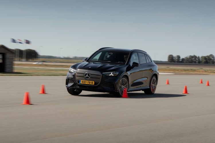 Mercedes-Benz GLC rijdend op de testbaan