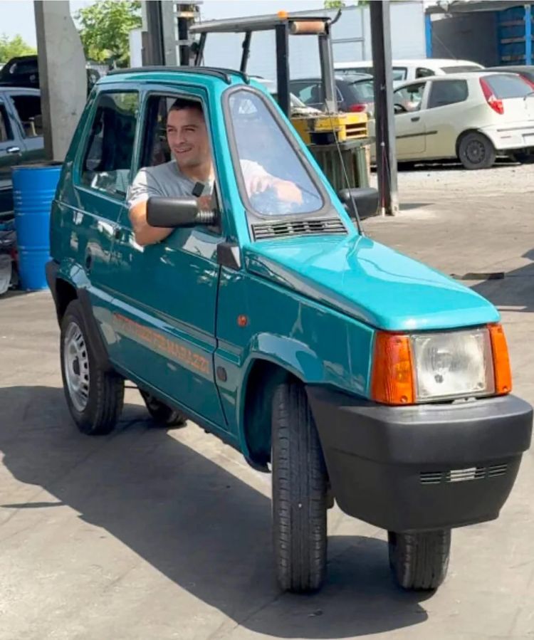 Italiaan komt met geniale oplossing voor fileprobleem: smalste Fiat Panda ooit