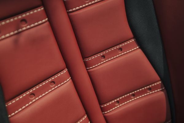Rode stoelbekleding van de Ferrari 12Cilindri