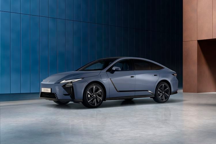 Lexus ES lijkt op goedkopere Toyota, toch ga je enkel de duurdere zien