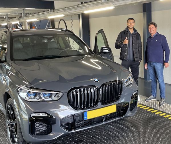 Cody Gakpo wagenpark auto's auto Bentley BMW 2
