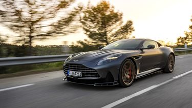 Aston Martin DB12 S rijdend