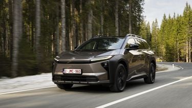 Toyota bZ4X Touring rijdend door het bos