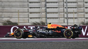 epa11749484 Mexican Formula One driver Sergio Perez of Red Bull Racing in action during the Sprint race at the Lusail International Circuit racetrack in Lusail, Qatar, 30 November 2024. The Formula 1 Qatar Grand Prix will be held on 01 December 2024.  EPA/NOUSHAD THEKKAYIL
