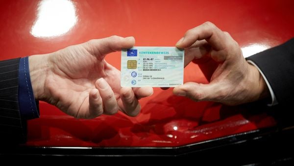 Auto overschrijven, op naam zetten, occasion, tweedehands auto, kentekenbewijs