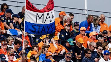 ZANDVOORT - Fans van Max Verstappen (Red Bull Racing) tijdens de derde vrije training voorafgaand aan de F1 Grand Prix van Nederland op het Circuit van Zandvoort. ANP REMKO DE WAAL