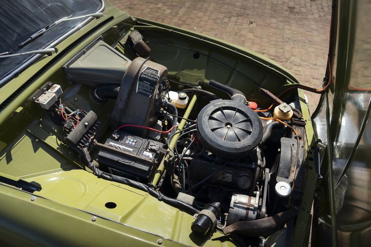Oscar (29) rijdt een Saab 96 V4 uit 1972: “Hij is nog helemaal origineel”