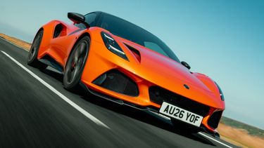 Lotus Emira 420 Sport in oranje tijdens het rijden