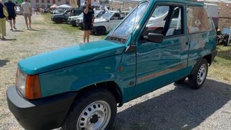 Italiaan komt met geniale oplossing voor fileprobleem: smalste Fiat Panda ooit