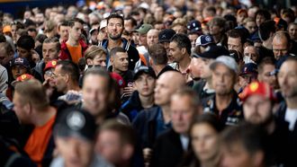 AMSTERDAM - Racefans op Amsterdam Centraal onderweg per trein naar Zandvoort op de dag van de sprintrace en kwalificatie voorafgaand aan de F1 Grand Prix van Nederland. Het is voorlopig de laatste keer dat de Formule-1 race in Nederland wordt gereden. RAMON VAN FLYMEN / ANP
