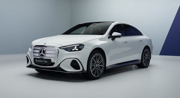 Deze techniek schuilt er zoal achter de enorme ‘grille’ van de nieuwe Mercedes-Benz C-klasse!