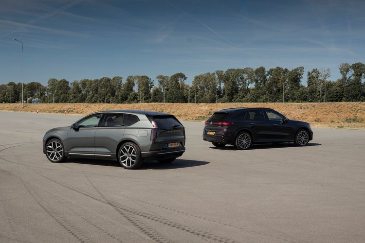 Mercedes-Benz GLC en Volvo EX60 naast elkaar rijdend