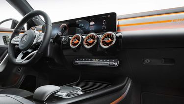 16-mercedes-benz-2019-cla-coupe-c-118-cla-250-interior-mbux-edition-1-orange-art-3400x1440