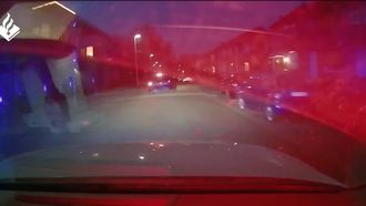Nederlandse politie deelt beelden van krankzinnige achtervolging Peugeot 206 door woonwijk
