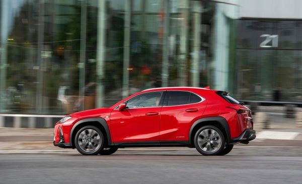 Lexus UX 250h rood 2