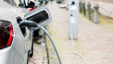 auto aan laadpaal