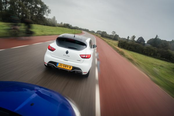 betaalbare tweedehands hot hatch Ford Fiesta ST en Renault Clio R.S. Trophy