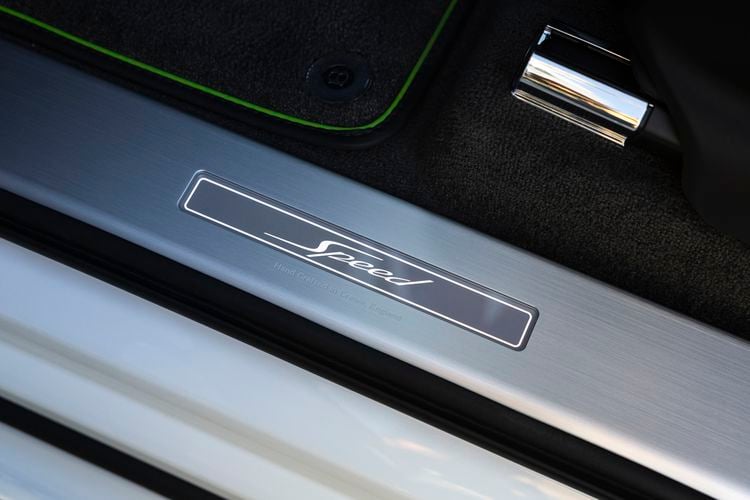 Grote SUV laat zelfs elektrische auto’s achter zich bij het stoplicht