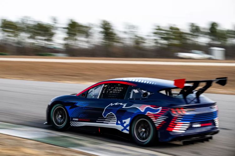 Ford Mustang Mach-E Nascar elektrisch