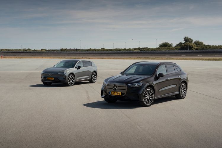 Mercedes-Benz GLC en Volvo EX60 samen op de testbaan
