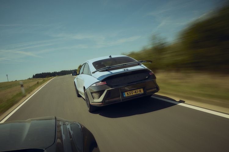 Hyundai Ioniq 6 N rijdend van achteren