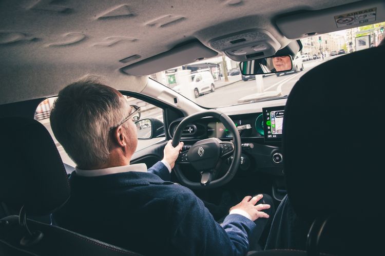 Fabrice Cambolive rijdt door Parijs in de Renault Twingo