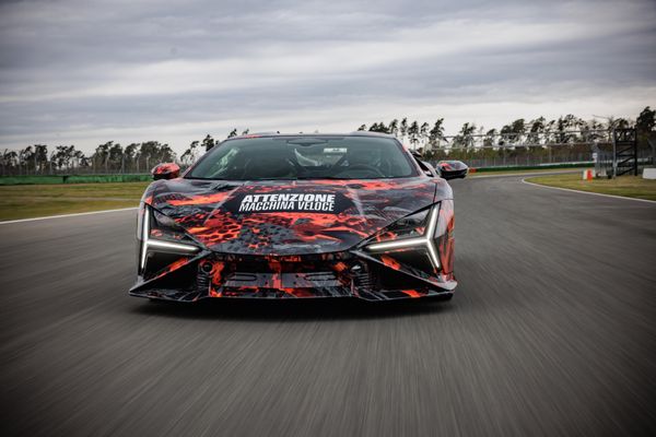 Lamborghini Revuelto SV