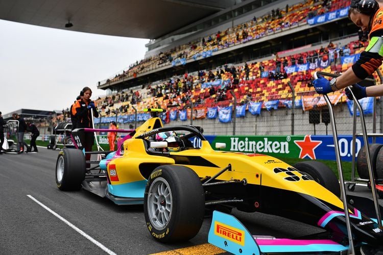 Een kijkje achter de schermen bij de F1 Academy: 20-jarige Esmee rijdt in topklasse voor vrouwen