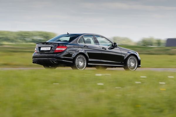BMW M3 مقابل Mercedes C 63: يجب أن تسمع هذه الأعمدة V8