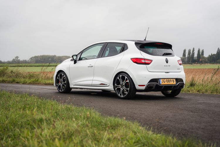 betaalbare tweedehands hot hatch Ford Fiesta ST en Renault Clio RS Trophy