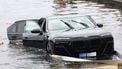Kan een BMW van 150.000 euro zwemmen? Pool zoekt het uit
