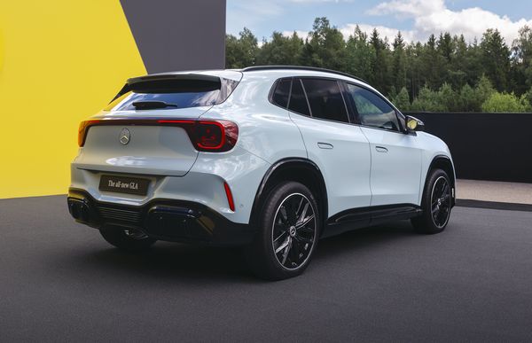Mercedes-Benz GLA AI spraakassistent EV hybride