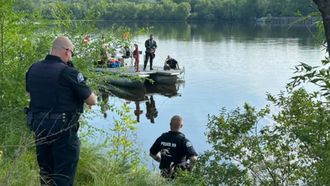 Man vindt tijdens vissen auto in rivier en lost cold case-zaak op