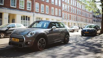 parkeren auto auto's inparkeren achteruitrijcamera camera parkeersensoren rijhulpsystemen onderzoek
