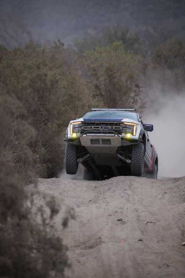 Ford F-150 Raptor springt tijdens de Baja 1000